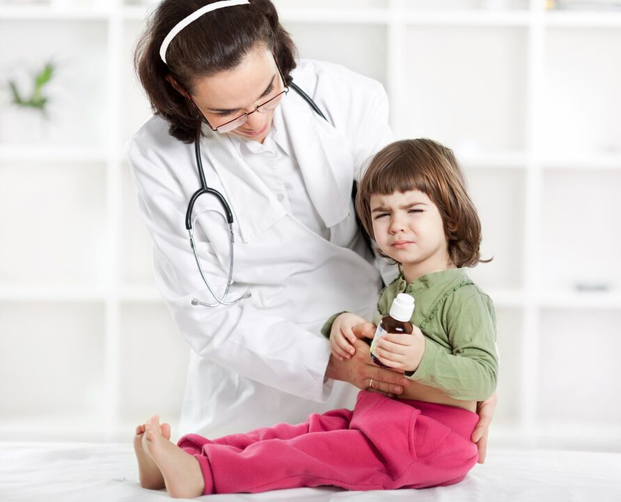 de arts onderzoekt het kind op symptomen van wormen