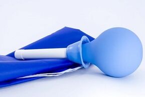 reinigend klysma om parasieten uit het lichaam te verwijderen